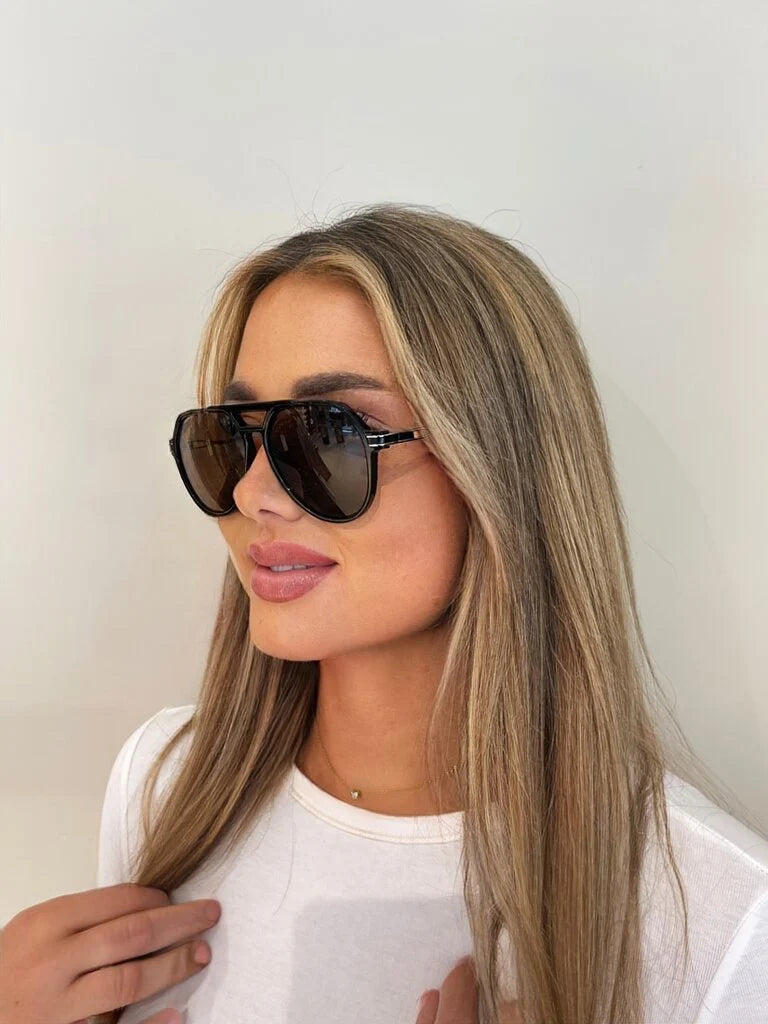 Retro sunglasses with a black frame - Silver detail