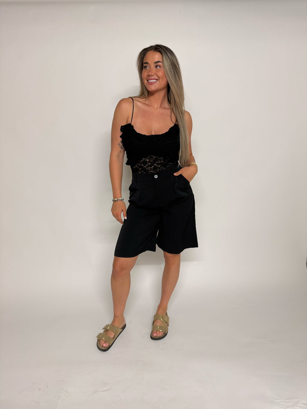 “Davina” black pantalon Bermuda