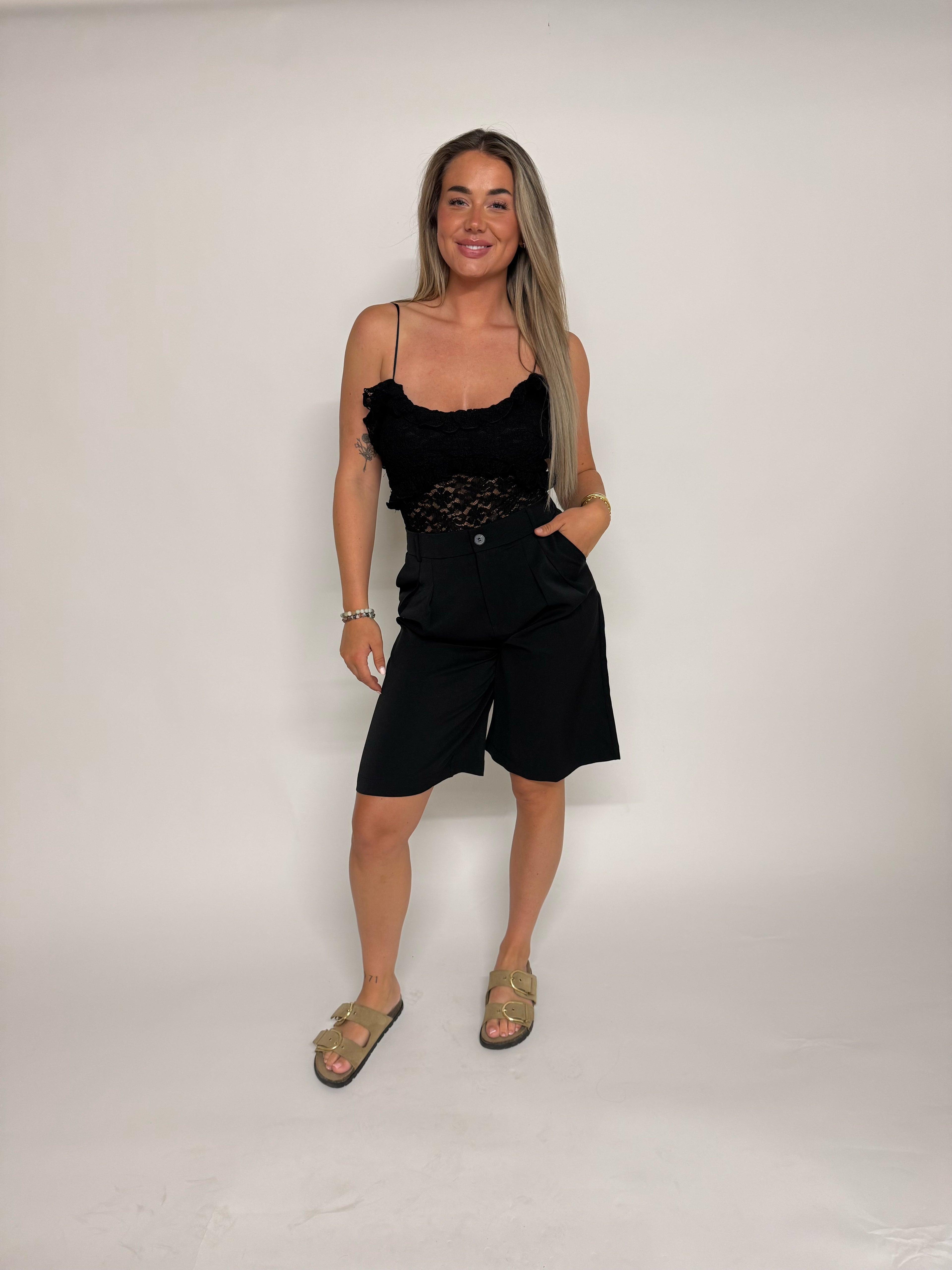 “Davina” black pantalon Bermuda