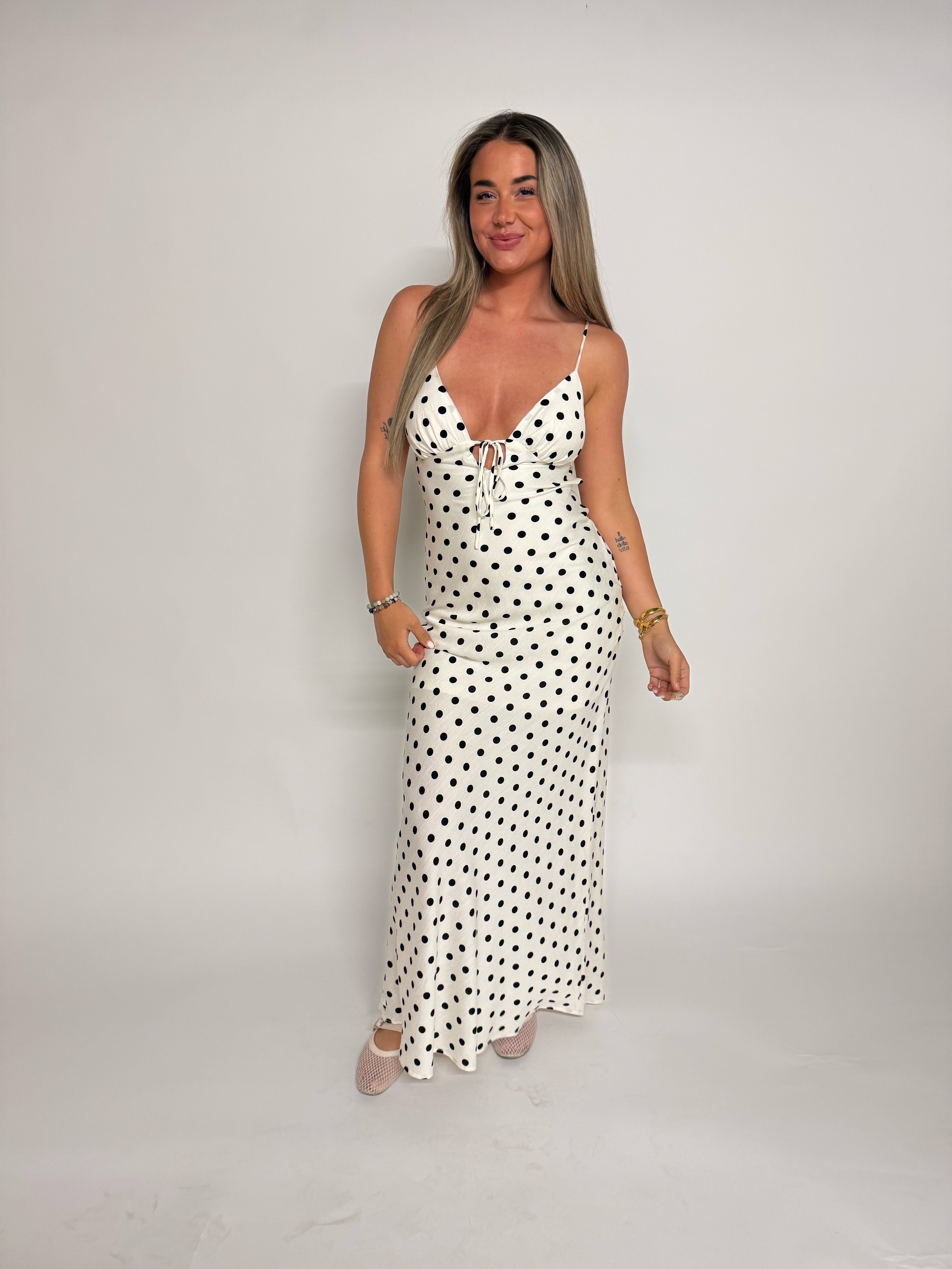 "Jody" slim-fit long dress with black polka dots