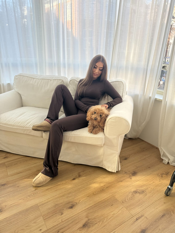 Thuis in een bruine set