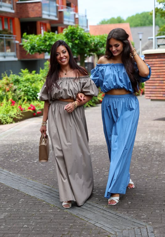 Anouk en Aimee in zomersets
