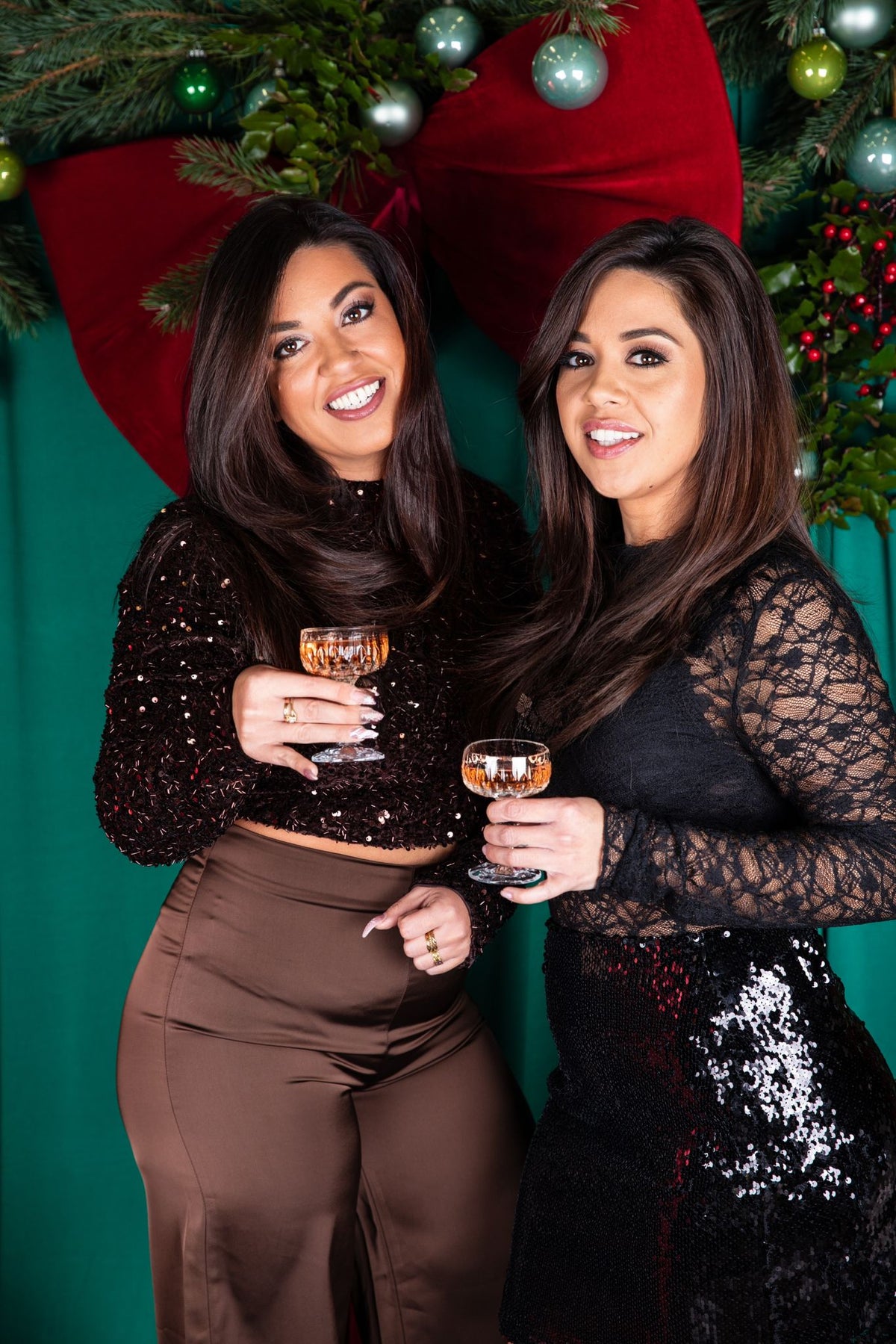 Anouk en Aimee in feestlook met een glas bubbels