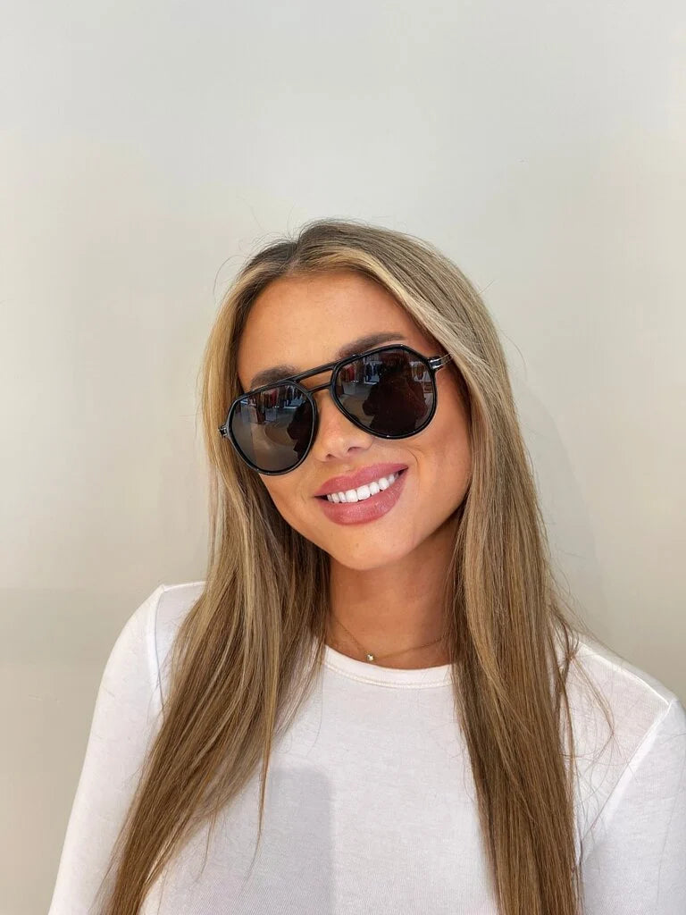 Retro sunglasses with a black frame - Silver detail