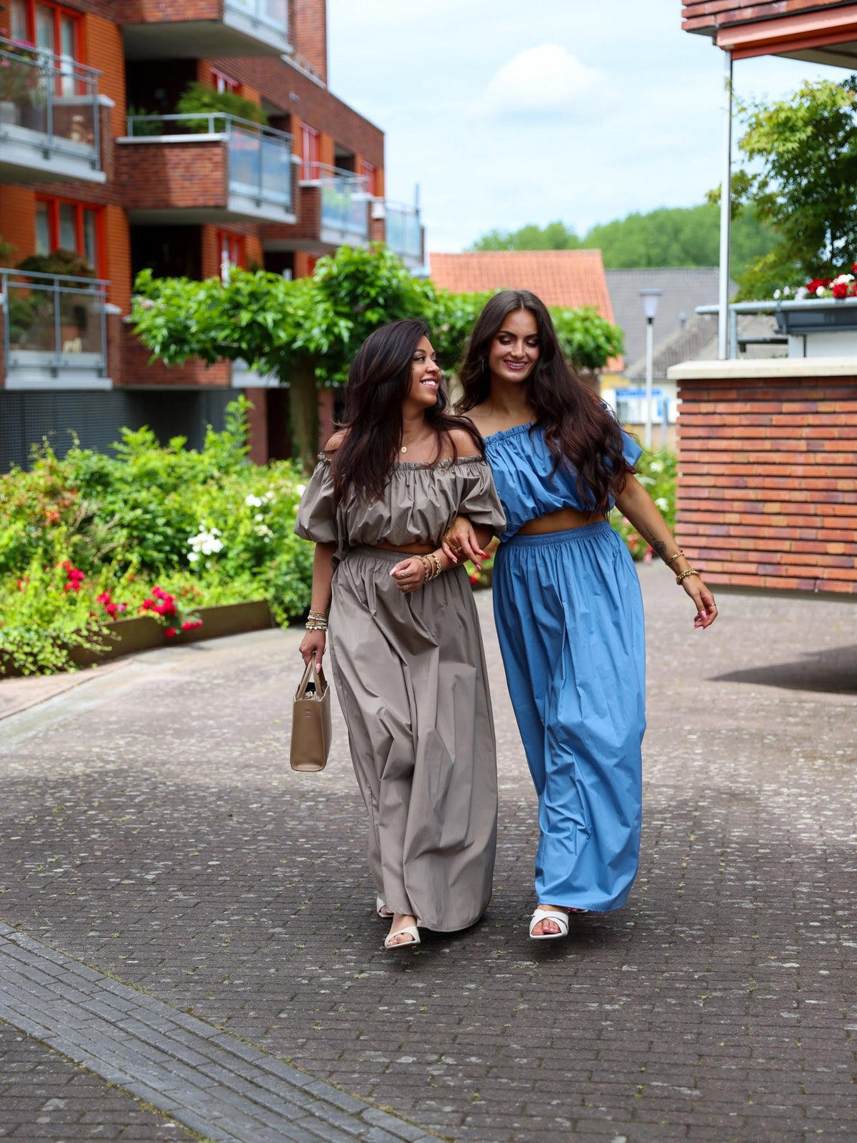 Twee vrouwen in zomersets op straat in Nuth